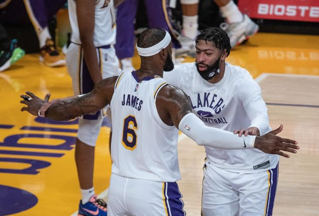 的聚光灯下 的聚光灯下